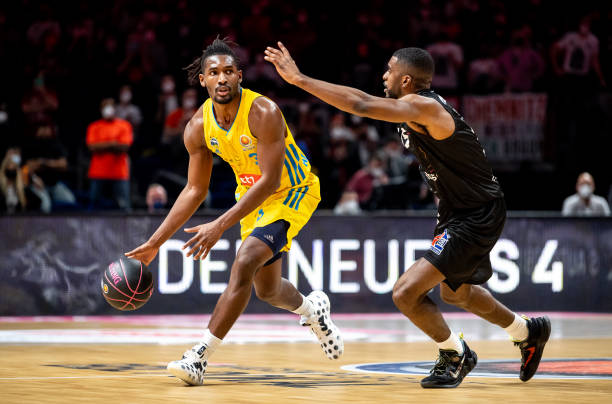 时出现在中 时出现在中